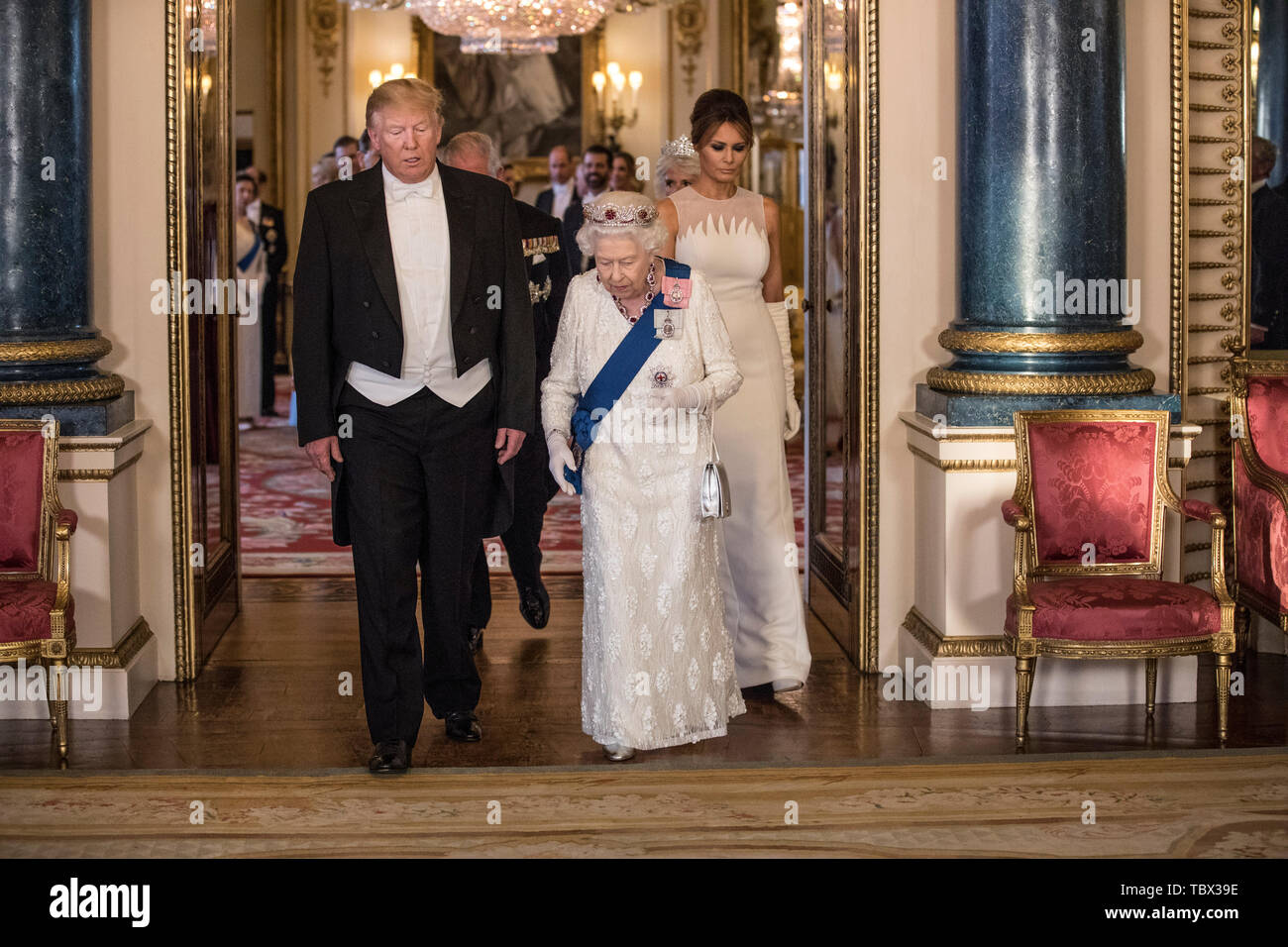 Correction RETRANSMIS BYLINE (de gauche à droite) Le président américain, Donald Trump, La Reine Elizabeth II et Melania Trump, lors d'une photo de groupe avant le banquet d'État au palais de Buckingham, à Londres, lors de la première journée du Président américain Donald Trump visite d'Etat de trois jours au Royaume-Uni. Banque D'Images