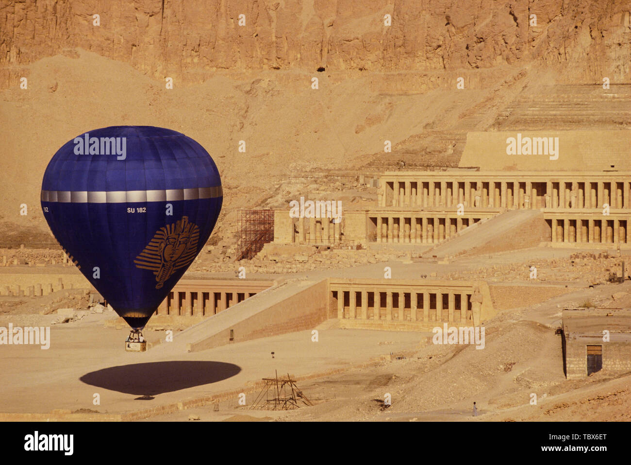 Photo : © Simon Grosset. La montgolfière sur la Vallée des Rois, Louxor, Egypte. Archive : image numérisé à partir d'un original de la transparence. Banque D'Images