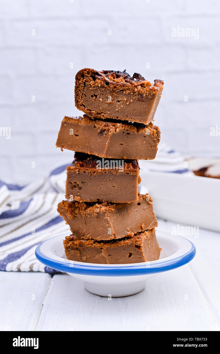 Gateau Au Chocolat Avec Du Sel Et Caramel Cookies Sur Un Fond Blanc Dessert Traditionnel Americain Couper En Portions Espace Libre Pour Le Texte Copy Space Photo Stock Alamy