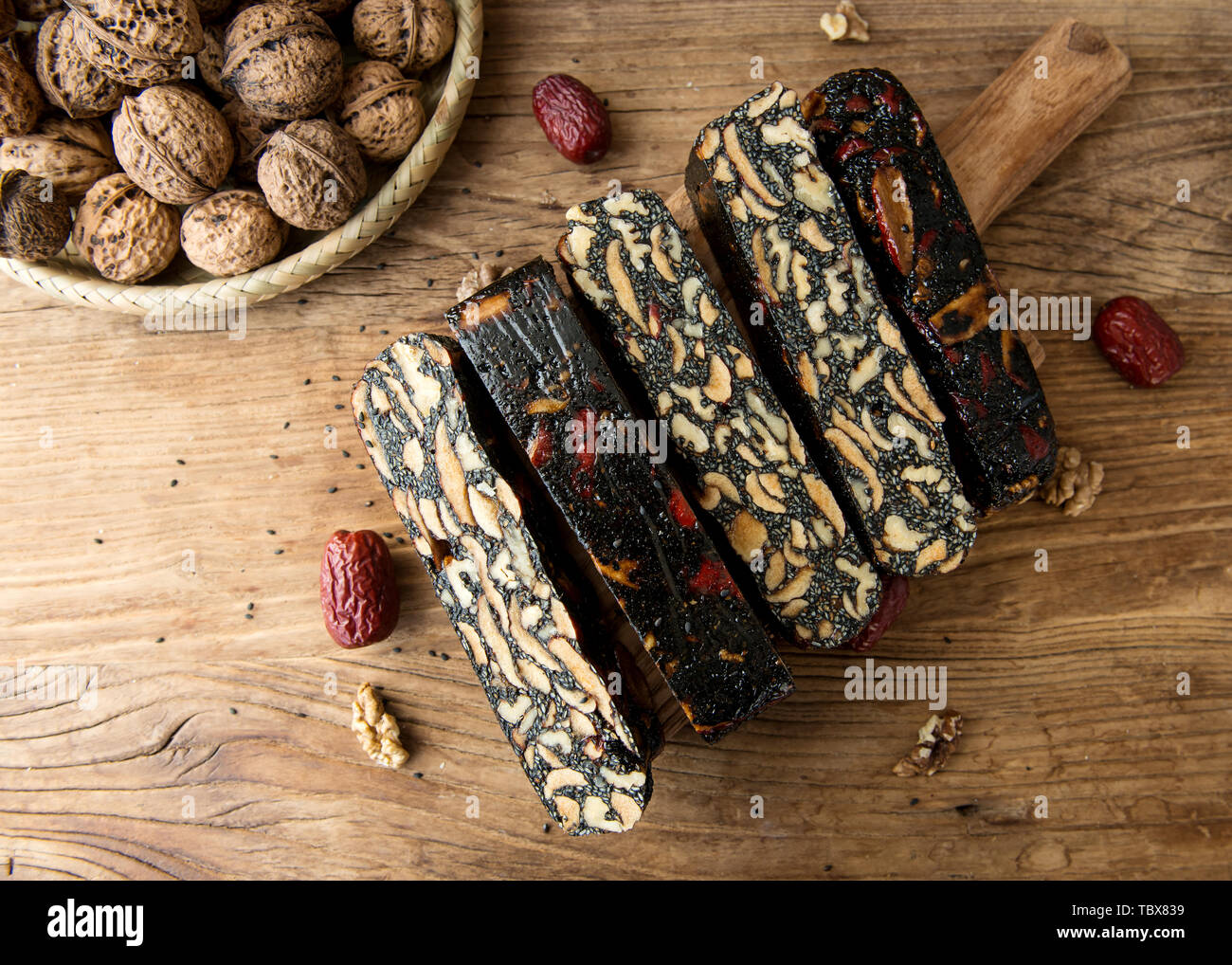 La Gomme A La Main Gateau De Sesame Noir Noix Arachides Wolfberry Chinois Gomme Jujube Photo Stock Alamy