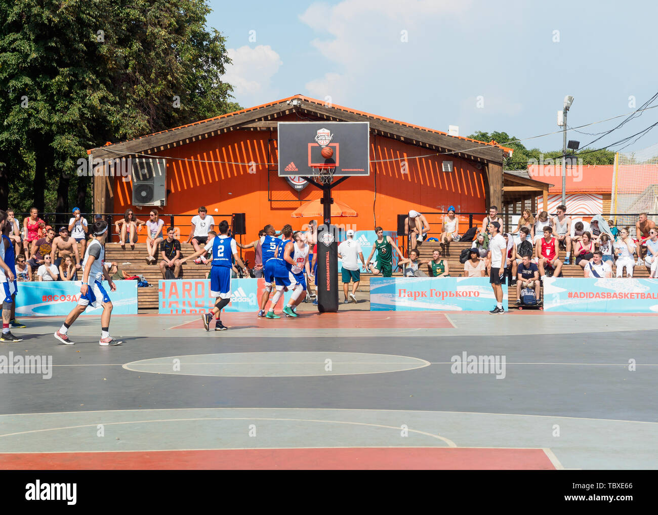 Moscou, Russie - le 4 août 2018 : l'équipe jouant au basket-ball dans le Parc Gorky en été. Tournoi de basket-ball des jeunes de la rue de la ville. Joueur de basket-ball Banque D'Images