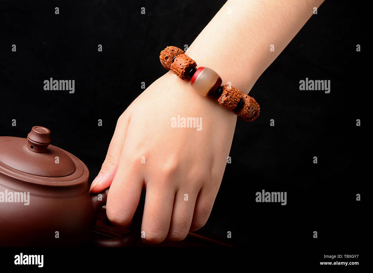 Grand lit King Kong main Bouddha Bodhi chaîne perles portant photo Banque D'Images