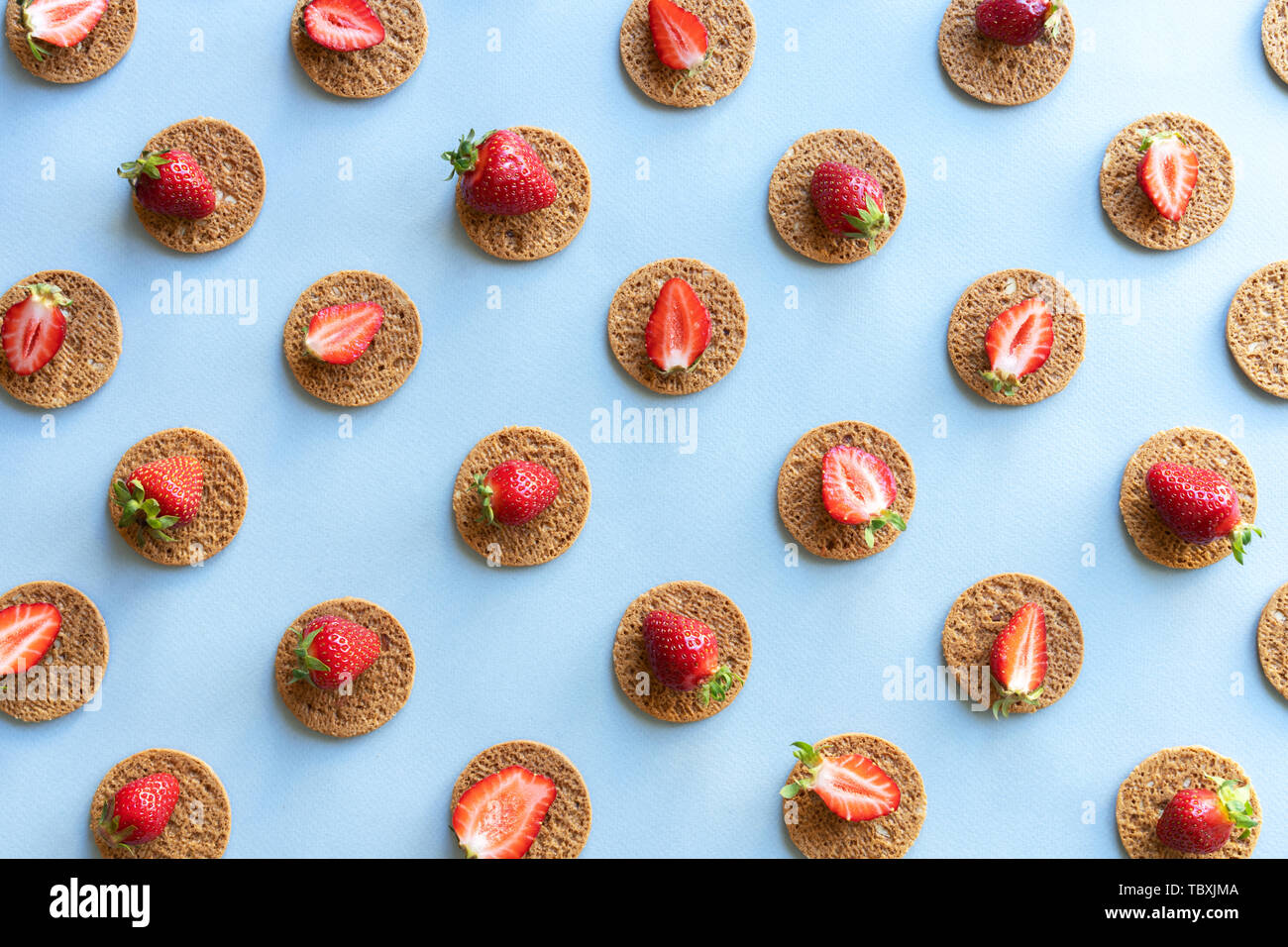 Avec un motif rythmique répétitif des sandwichs diagonale des fraises et des biscuits. Banque D'Images