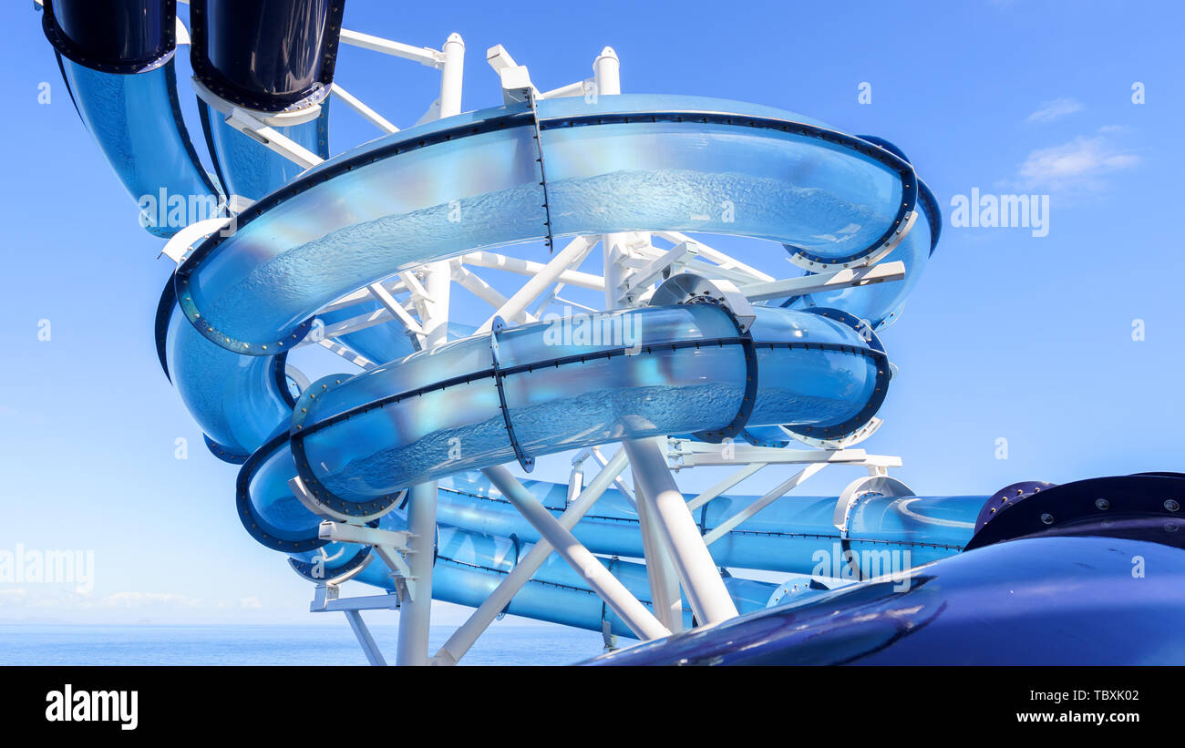 Parc de l'eau tuyau glisser ou float tube sur le navire de croisière dans la mer ou l'océan Banque D'Images