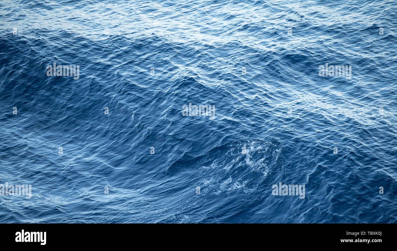 Bleu brillant et scintillant d'arrière-plan de la surface de l'océan avec des reflets du soleil Banque D'Images