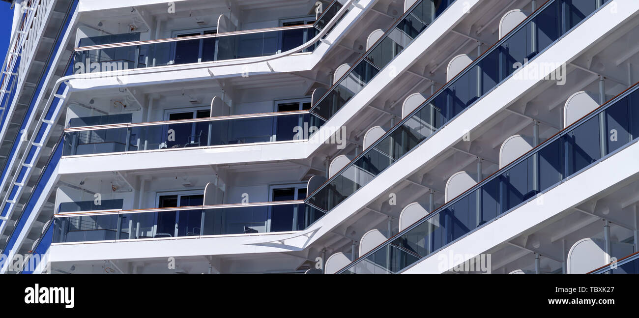 Cabines d'un navire de croisière moderne avec le ciel Banque D'Images