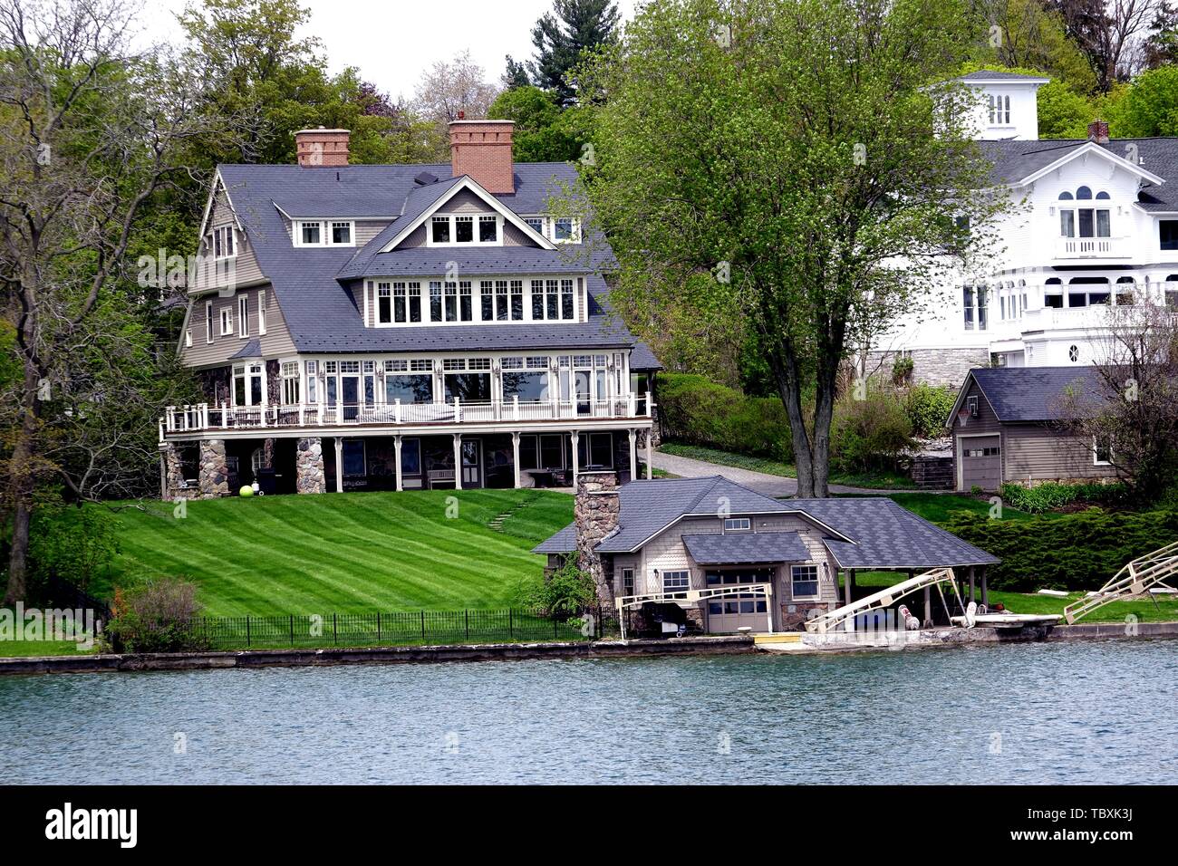 Hôtels particuliers et une remise à bateaux sur le lac Skaneateles, l'un des lacs Finger Banque D'Images