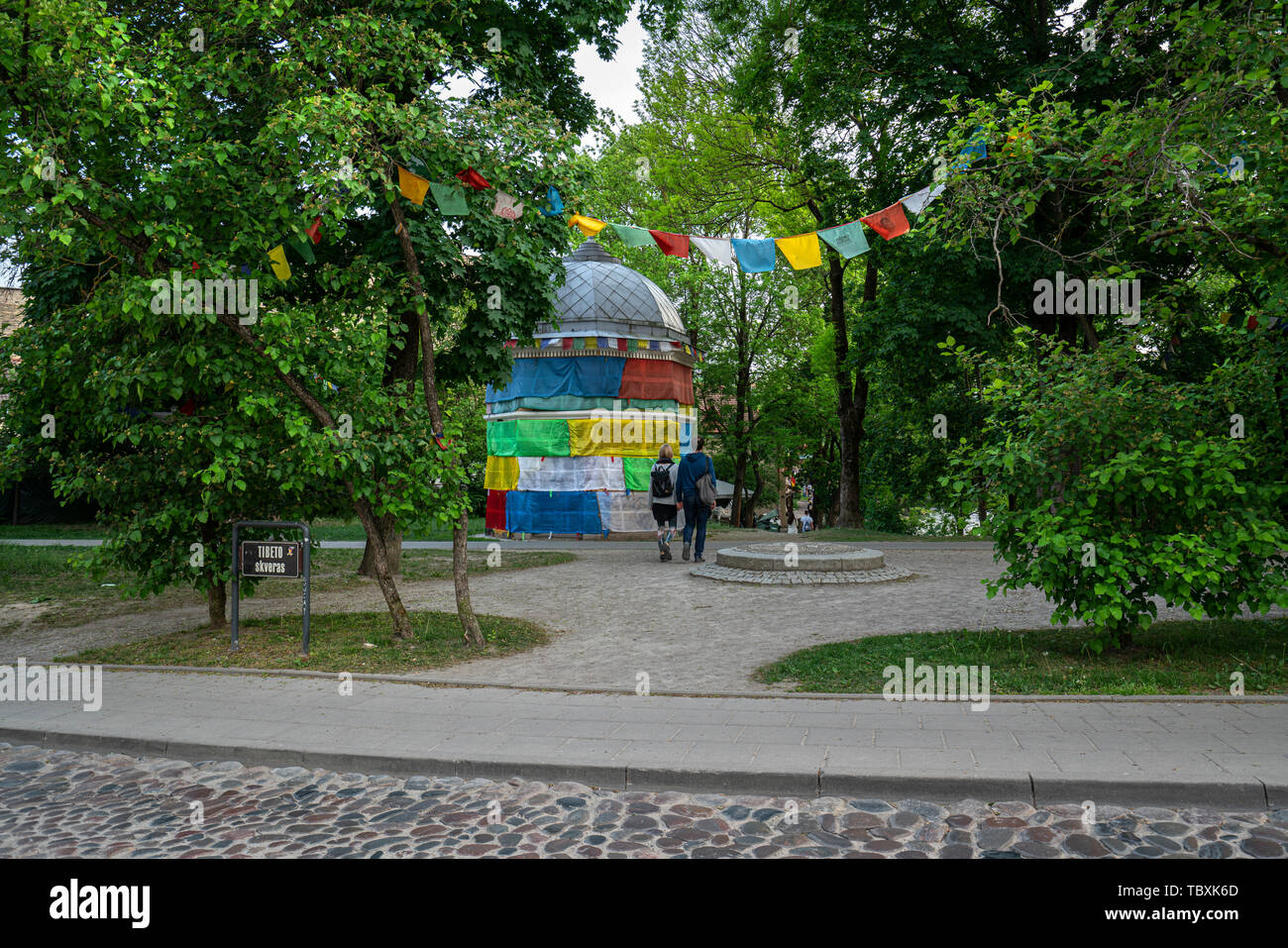 Vilnius, Lituanie. Mai 2019. Le kiosque coloré dans le parc de la place du Tibet Banque D'Images