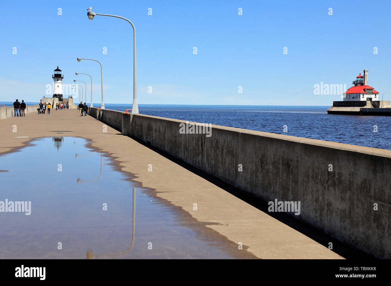 Jetée Nord Phare sur la fin de North Pier de Duluth Ship Canal avec le pilier sud phare à côté.Duluth.Minnesota.USA Banque D'Images