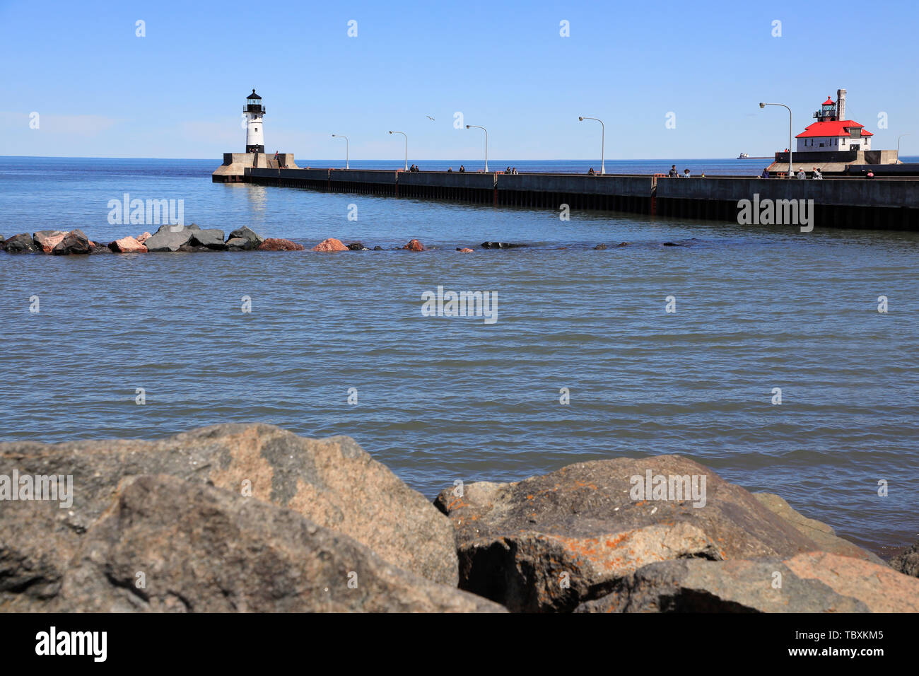 Le point de vue de North Pier phare et le phare de la jetée sud rouge Duluth Ship Canal de Canal Park.Duluth.Minnesota.USA Banque D'Images