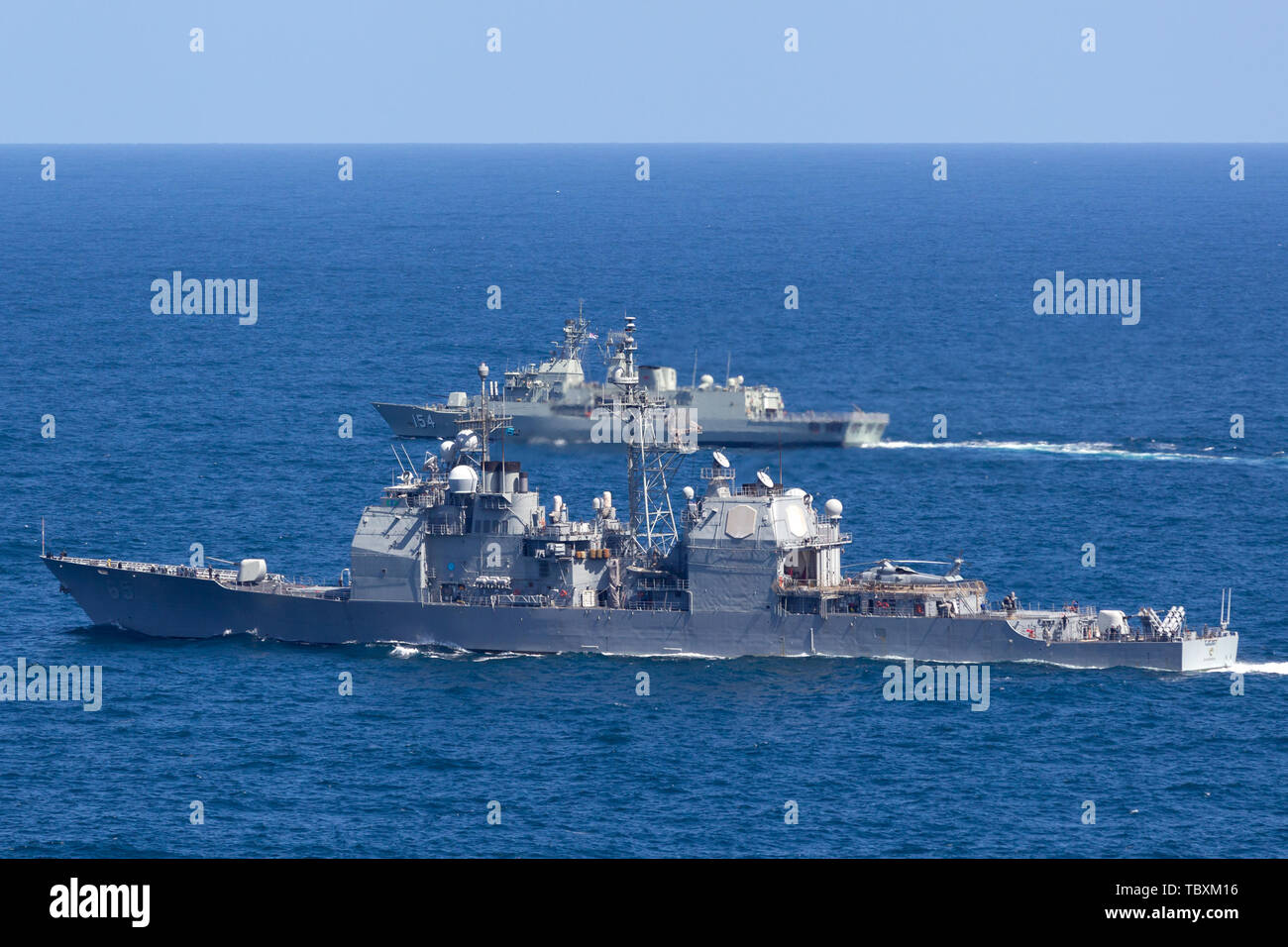 Chosin USS Ticonderoga (CG-65) de la classe de croiseur lance-missiles et de la Royal Australian Navy frégate de classe ANZAC HMAS Parramatta la voile en mer. Banque D'Images