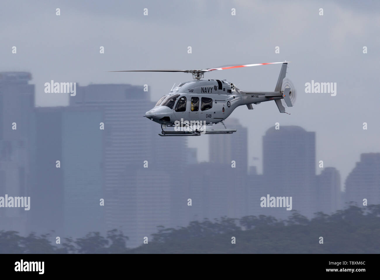 La Royal Australian Navy (RAN) de l'hélicoptère Bell 429 N49-048 survolant le port de Sydney. Banque D'Images