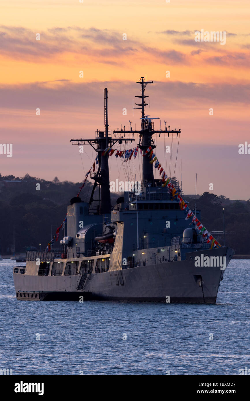 La marine nigériane NNS Thunder (F90) Cutter (ex-United States Coast Guard, Hamilton Chase USCGC-class coupe) au lever du soleil dans le port de Sydney. Banque D'Images