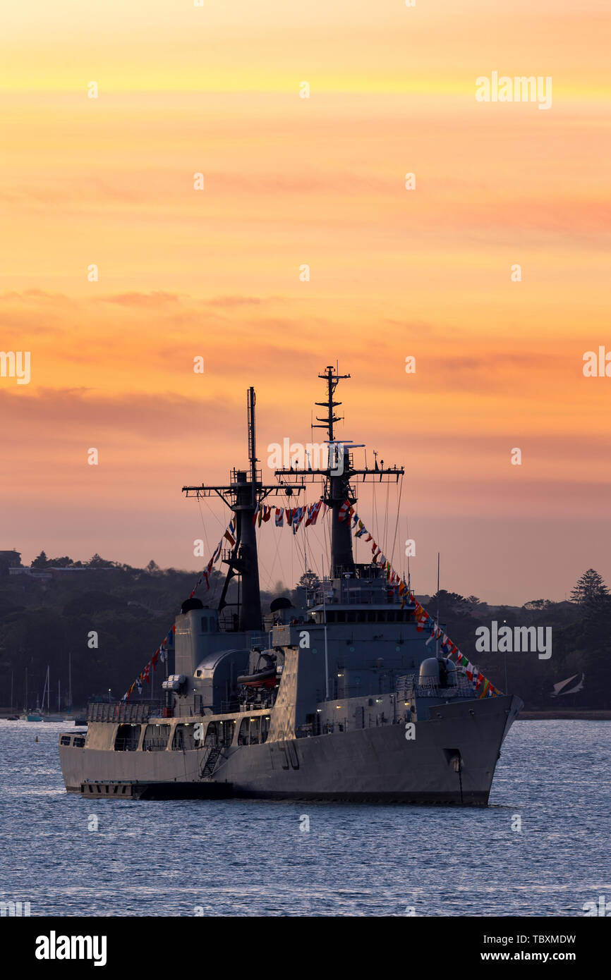 La marine nigériane NNS Thunder (F90) Cutter (ex-United States Coast Guard, Hamilton Chase USCGC-class coupe) au lever du soleil dans le port de Sydney. Banque D'Images