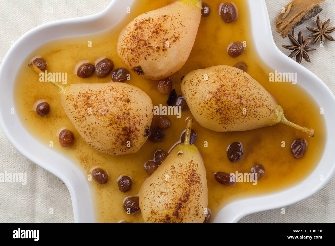 Confit de poires et raisins dans la sauce à la vanille en plaque blanche - Spiced Pear backgroun - top voir l'image Banque D'Images