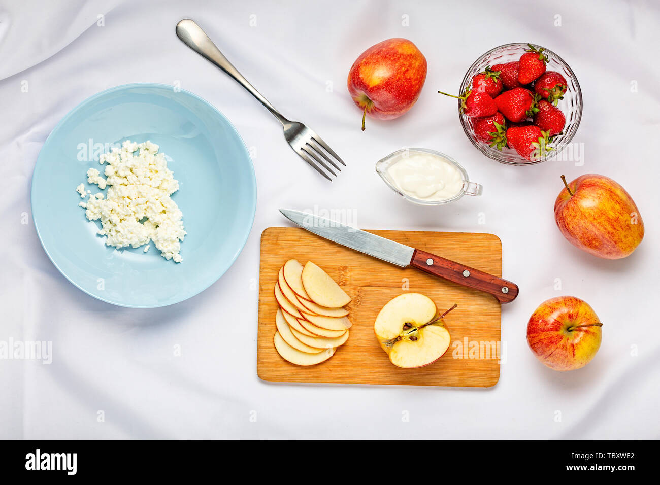 Healthy dessert avec du fromage blanc et des fraises en bleu sur une nappe blanche à Moscou Banque D'Images
