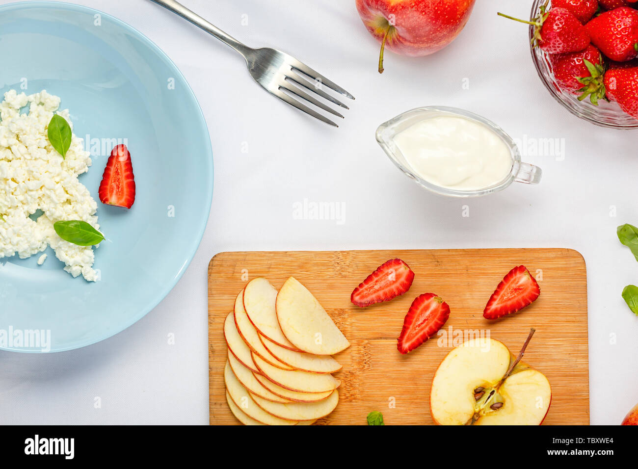 Healthy dessert avec du fromage blanc et des fraises en bleu sur une nappe blanche à Moscou Banque D'Images