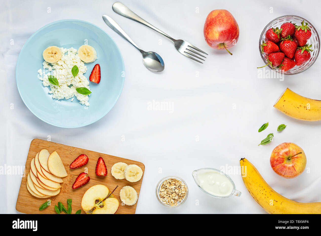 Healthy dessert avec du fromage blanc et des fraises en bleu sur une nappe blanche à Moscou Banque D'Images