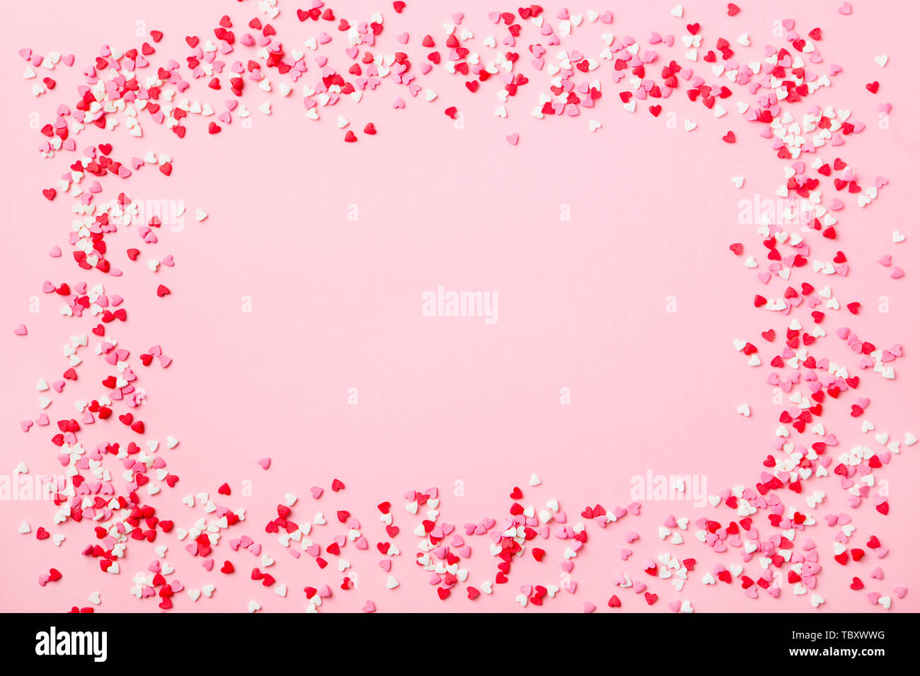 Coeurs de sucre cadre sur fond rose. Romantique, St Valentines Day concept. Vue d'en haut. Copier l'espace. Banque D'Images