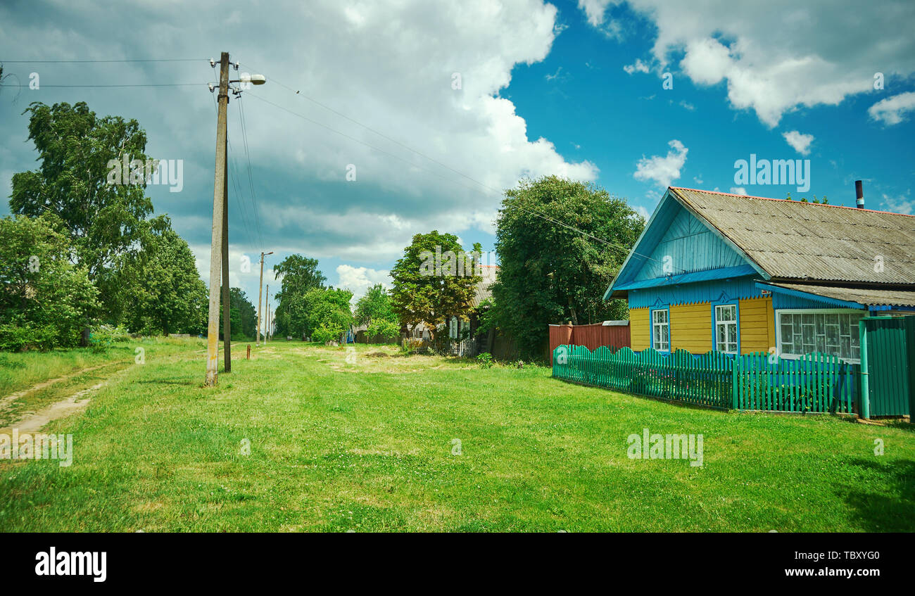 Maison de village en pays biélorusse journée ensoleillée Banque D'Images