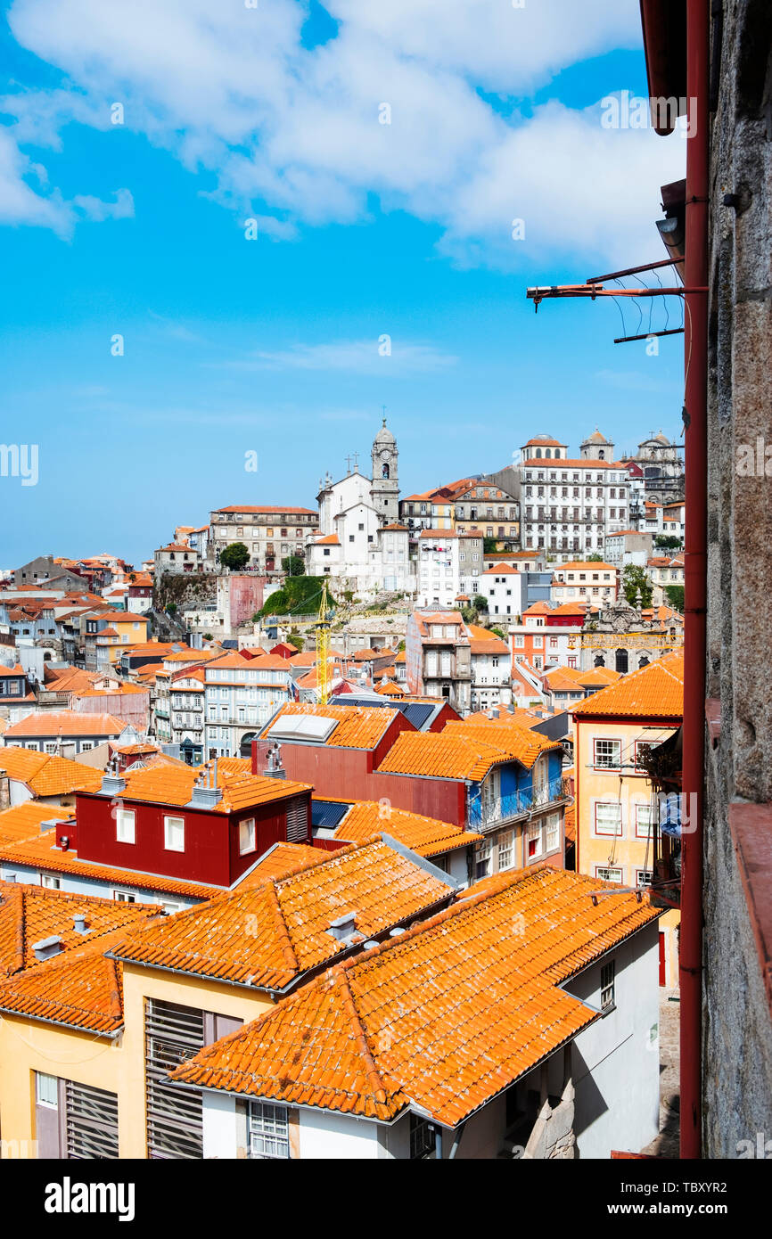 Une vue sur les toits de la vieille ville de Porto, au Portugal, en mettant en évidence le beffroi de l'Igreja de Nossa Senhora da Vitoria église dans l'arrière-plan Banque D'Images