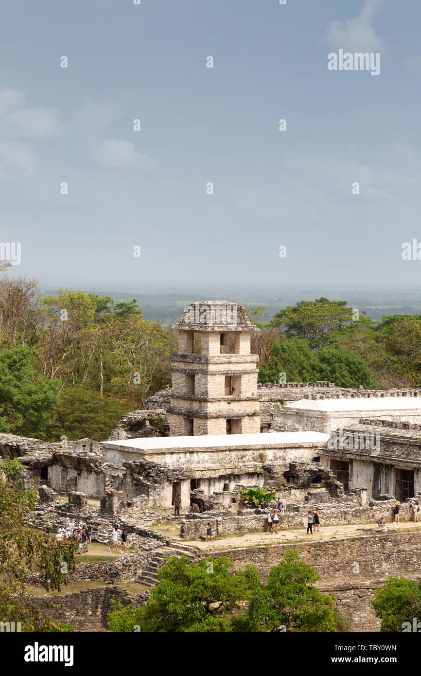 Palenque Mexique - touristes au Palace dans le centre de la Maya ruines UNESCO World Heritage site, Palenque, Yucatan, Mexique Amérique Centrale Banque D'Images
