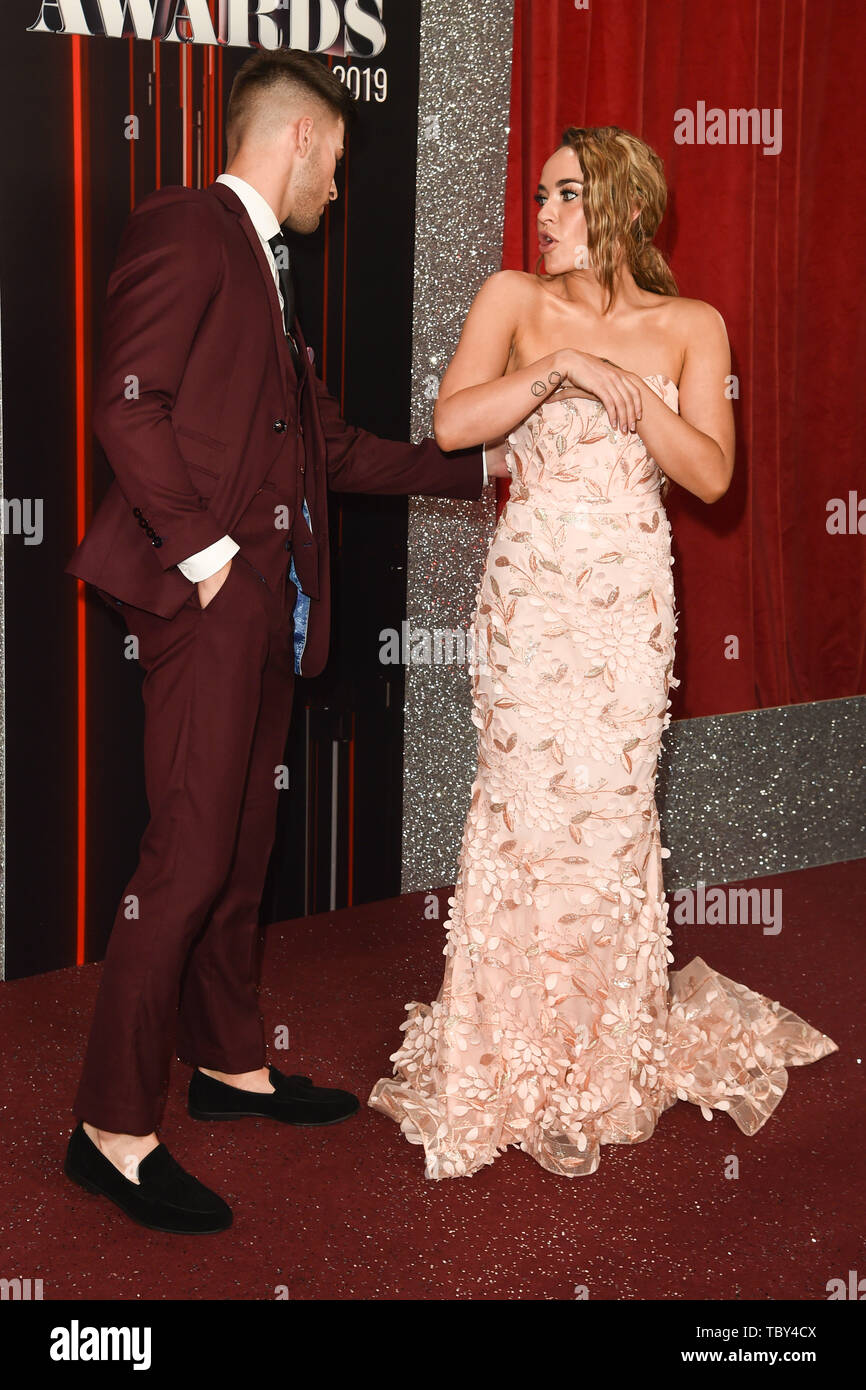 Londres, Royaume-Uni. 01 juin 2019 : Owen Warner & Stephanie Davis arrivant pour le feuilleton britannique Awards 2019 au théâtre Lowry, Manchester. Photo : Steve Sav/Featureflash Banque D'Images