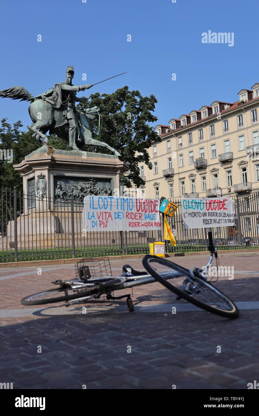 Turin, Italie. Juin 2019 3ème. Sur demande, les courriers locaux protestent contre les pauvres et les conditions de travail dangereuses et les nouvelles formes d'exploitation du travail avec des bannières et des vélos. Credit : MLBARIONA/Alamy Live News Banque D'Images