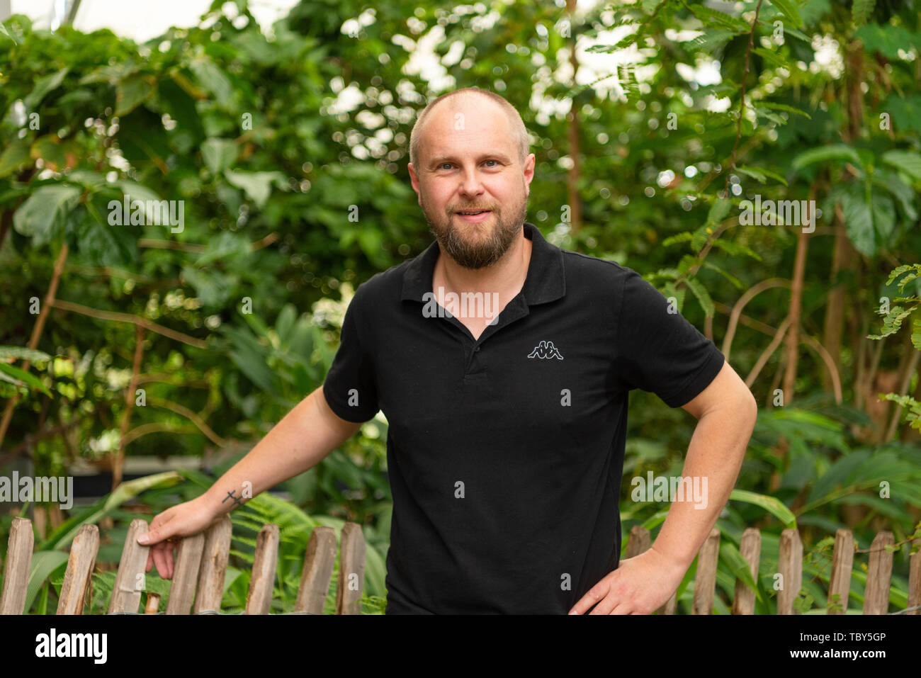 Tettau, Allemagne. 01 Juin, 2019. Ralf Schmitt, directeur scientifique de l'Tropenhaus Am Rennsteig, sourit en direction de la caméra. Crédit : Nicolas Armer/dpa/Alamy Live News Banque D'Images