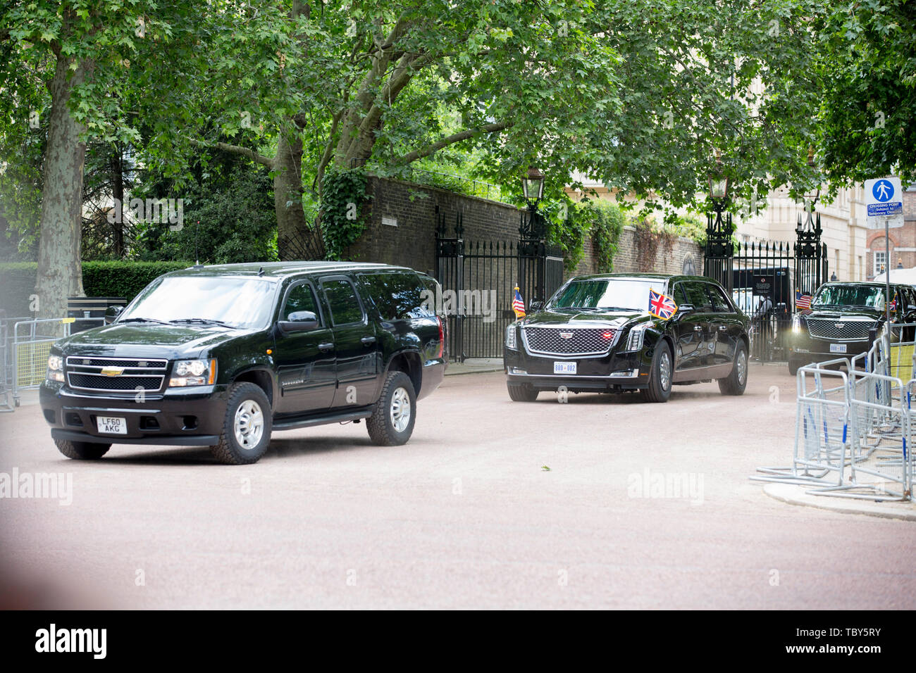 UK. 06Th Juin, 2019. M. Trump et son épouse Melania quittent Clarence House dans la voiture présidentielle, connue sous le nom de 'la bête', d'aller au Palais de Buckingham pour assister au dîner d'État. Credit : SOPA/Alamy Images Limited Live News Banque D'Images