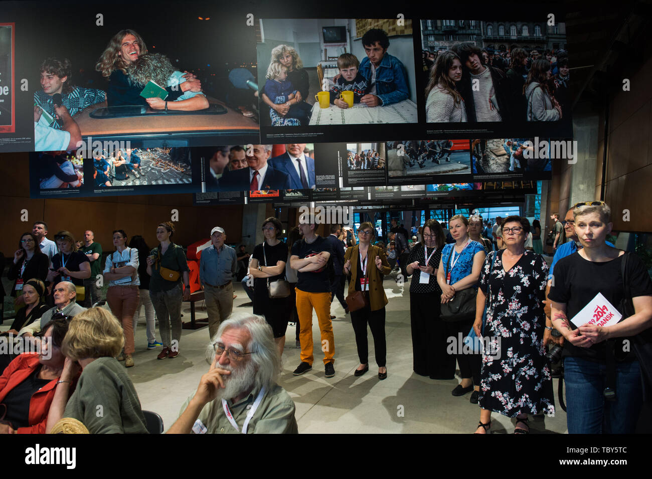 Gdansk, Pologne. 06Th Juin, 2019. Les gens assistent à l'avis du photographe Chris Niedenthal avancerons plus au cours de l'exposition de la 30e anniversaire des élections libres en Pologne au cours de la semaine de célébrations. Gdansk, dans les années 1980 devint le berceau du mouvement Solidarité, qui a mis fin au communisme en Pologne et a joué un rôle énorme pour mettre fin à l'Union soviétique. 04 juin 1989, les premières élections libres dans le pays ont eu lieu depuis 1928, et la première depuis l'ère communiste. Credit : SOPA/Alamy Images Limited Live News Banque D'Images