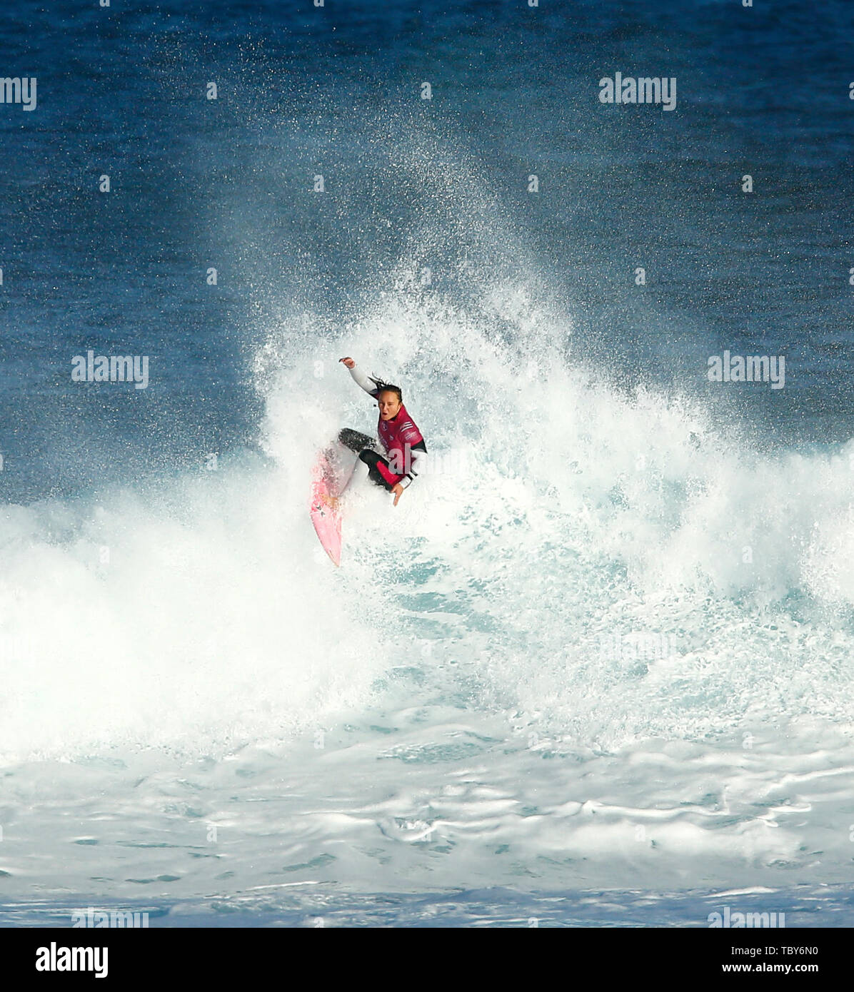 Surfers Point, Australie occidentale, Prevelly. 4 juin, 2019. La Margaret River Pro de la Ligue mondiale de Surf Tour du championnat du monde, Carissa Moore de Hawaï est submergé par l'eau blanche dans sa demi-finale à perte Lakey Peterson, de l'United States Credit : Action Plus Sport/Alamy Live News Banque D'Images