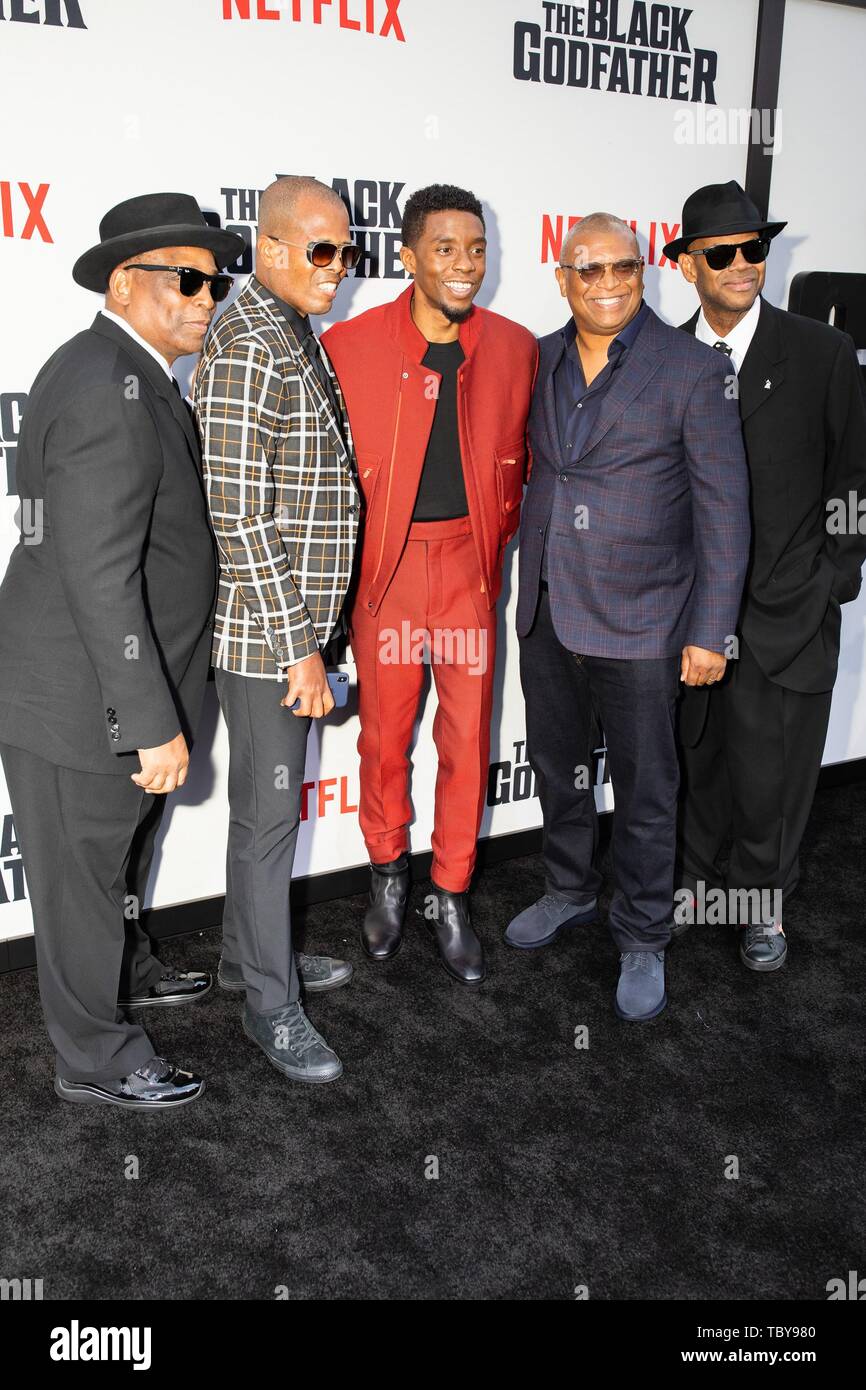 Los Angeles, CA, USA. 3 juin, 2019. Terry Lewis, Byron Phillips, Chadwick Boseman, Reginald Hudlin, Jimmy Jam aux arrivées pour la premiere BLACK GODFATHER, Paramount Theatre au Studios Paramount Lot, Los Angeles, CA 3 juin 2019. Credit : Adrian Cabrero/Everett Collection/Alamy Live News Banque D'Images