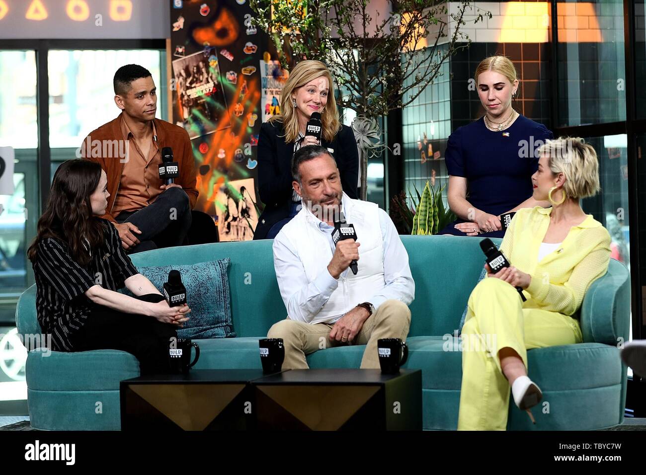 New York, NY, USA. 3 juin, 2019. Ellen Page, Charlie Barnet, Laura Linney, Alan Poul, Zosia Mamet, Lauren Morelli à l'intérieur pour construire AOL Celebrity Series Candids - SUN, AOL Construire Series, New York, NY 3 juin 2019. Crédit : Steve Mack/Everett Collection/Alamy Live News Banque D'Images