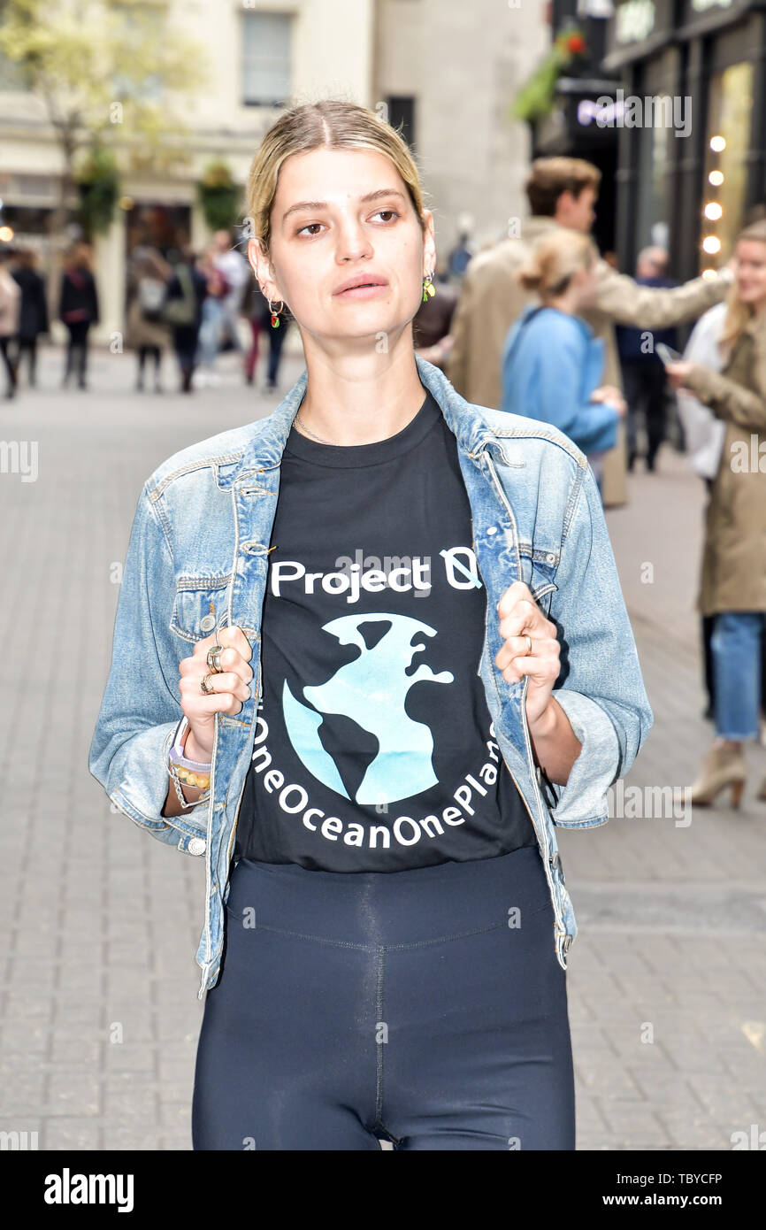 Londres, Royaume-Uni. 4 juin, 2019. Pixie Geldof pour la Journée mondiale de l'Océan - Projet 0 dévoilent un océan Ambassadeurs Une seule planète sur Carnaby Street, le 4 juin 2019, Londres, Royaume-Uni. Credit Photo : Alamy/Capital Live News Banque D'Images