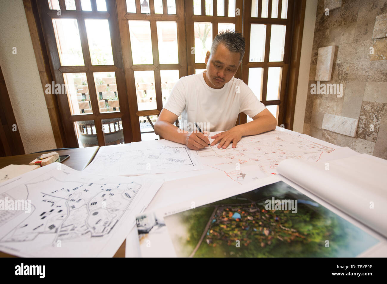 (190604) -- ANJI, le 4 juin 2019 (Xinhua) -- Chen Gu attire dans sa conception du projet guesthouse à Anji, est de la Chine, la province du Zhejiang, le 4 juin 2019. Chen Gu, né en 1971, a travaillé dans l'industrie du design depuis plus de 20 ans. Il a commencé à re-design Maisons de village après de retourner dans sa ville d'Anji. En 2014, Chen rénové un groupe de maisons avec l'appui du gouvernement local. Depuis lors, cinq établissements ont été rénovés et mis en service. Sur son effort, le quartier résidentiel une fois tombé est progressivement devenu un village guesthouse équipé d'hébergement, restauration h Banque D'Images