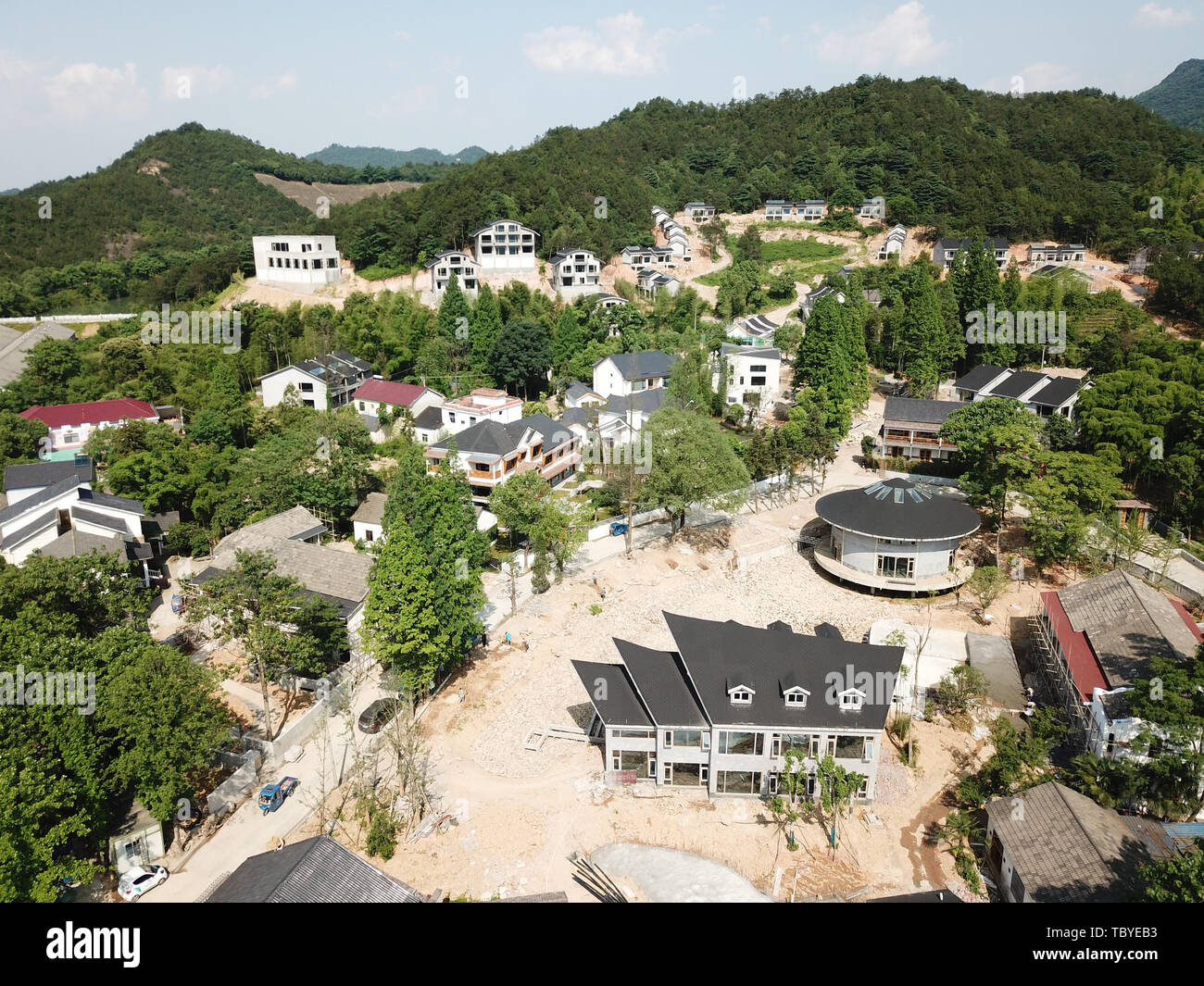(190604) -- ANJI, le 4 juin 2019 (Xinhua) -- photo aérienne prise le 4 juin 2019 montre Chen Gu's guesthouse en construction de projet à Anji, la Chine de l'est la province de Zhejiang. Chen Gu, né en 1971, a travaillé dans l'industrie du design depuis plus de 20 ans. Il a commencé à re-design Maisons de village après de retourner dans sa ville d'Anji. En 2014, Chen rénové un groupe de maisons avec l'appui du gouvernement local. Depuis lors, cinq établissements ont été rénovés et mis en service. Sur son effort, le quartier résidentiel une fois tombé est progressivement devenu un village guesthouse équipée Banque D'Images