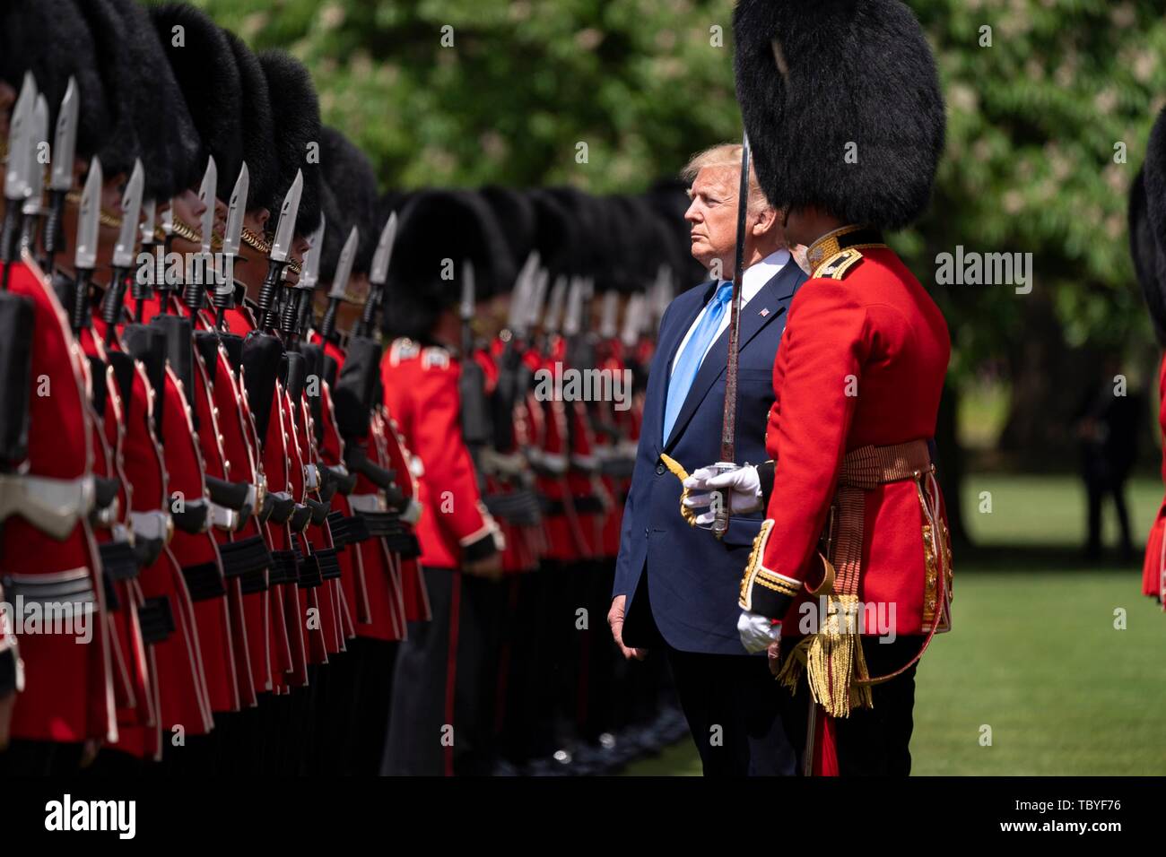 Londres, Royaume-Uni. 06Th Juin, 2019. Président américain Donald Trump, escorté par le SAR le Prince Charles inspecter les Queens Guard lors d'une cérémonie d'accueil au Palais de Buckingham, le 3 juin 2019 à Londres, en Angleterre. Credit : Planetpix/Alamy Live News Banque D'Images