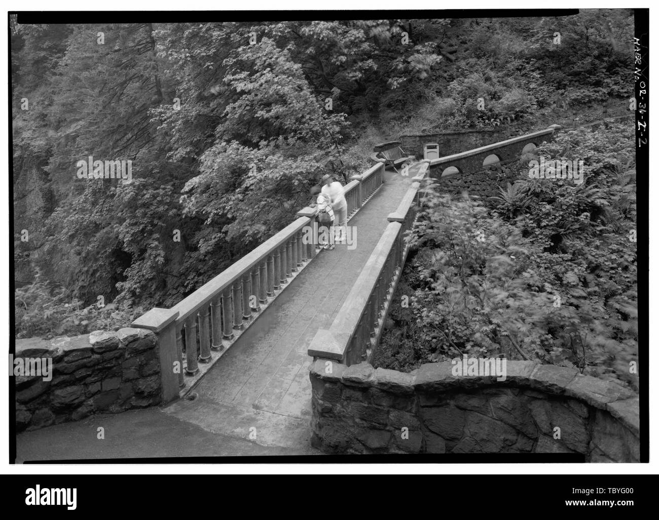 Chutes de MULTNOMAH PASSERELLE, À 30 DEGRÉS NORD AU PONT DE TERRASSE, GARDE-CORPS ET MURS DE SOUTÈNEMENT. La rivière Columbia, la Route historique des chutes de Multnomah, Passerelle enjambant le ruisseau de Multnomah, Troutdale, comté de Multnomah, ou Banque D'Images