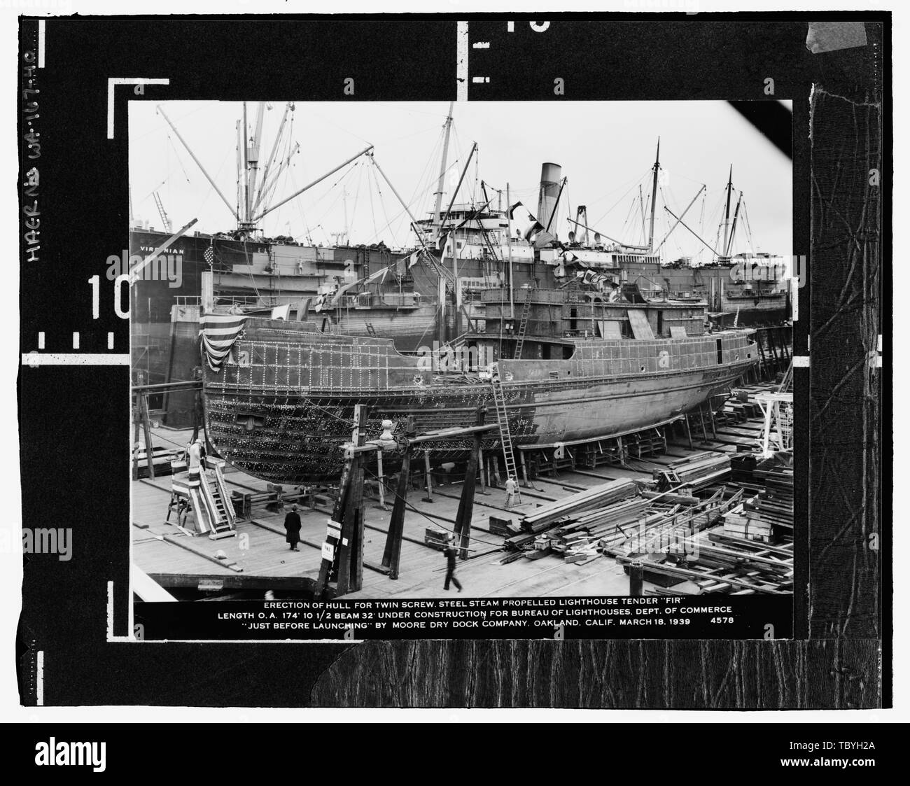 18 mars 1939, Oakland, Californie pour le lancement, à la Moore Dry Dock Company. Garde-côtes américains le sapin, région de Puget Sound, Seattle, comté de King, WA États-unis Service Phare U.S. Coast Guard Moore Dry Dock Company USCG HOLLYHOCK (WLM220) noyer (WLM252 USCG) Bureau américain des phares département du Commerce US Coast Guard Administration Travaux publics Phoenix Iron Works Oakland fonderie de laiton Mason, Harriet Birta Mason, Wallace UN Johnson, J M Tinkham, R R Dibrell, W C Hingsburg, F C Conant, F H Eriksen, Ole Brooks, Pete, architecte Foster, Kevin, Chef, Programme Maritime NPS Croteau, Todd Banque D'Images