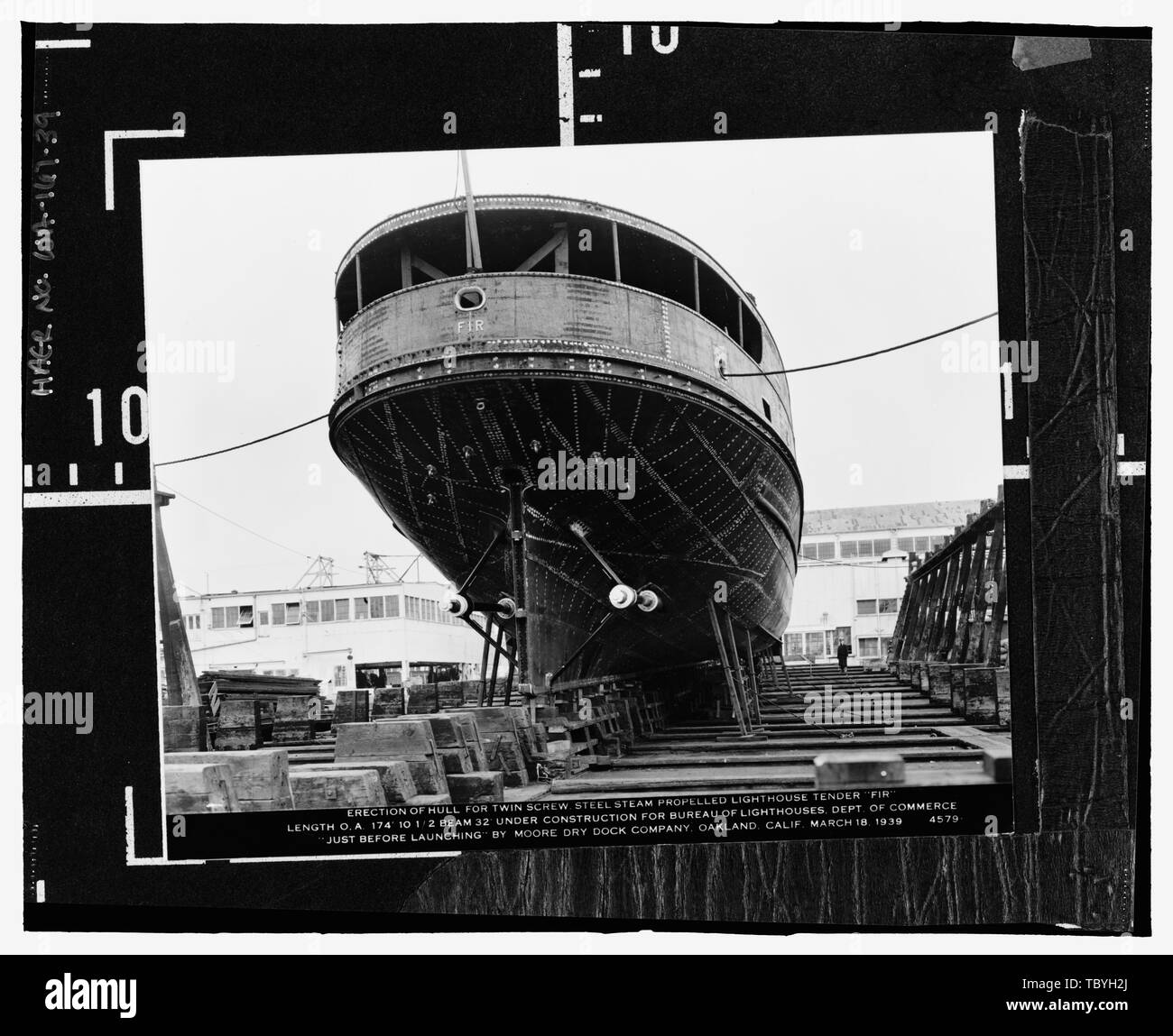 18 mars 1939, Oakland, Californie terminé, la coque arrière, élévation sans hélices, à la Moore Dry Dock Company. Garde-côtes américains le sapin, région de Puget Sound, Seattle, comté de King, WA États-unis Service Phare U.S. Coast Guard Moore Dry Dock Company USCG HOLLYHOCK (WLM220) noyer (WLM252 USCG) Bureau américain des phares département du Commerce US Coast Guard Administration Travaux publics Phoenix Iron Works Oakland fonderie de laiton Mason, Harriet Birta Mason, Wallace UN Johnson, J M Tinkham, R R Dibrell, W C Hingsburg, F C Conant, F H Eriksen, Ole Brooks, Pete, architecte Foster, Kevin, Chef, NP Banque D'Images