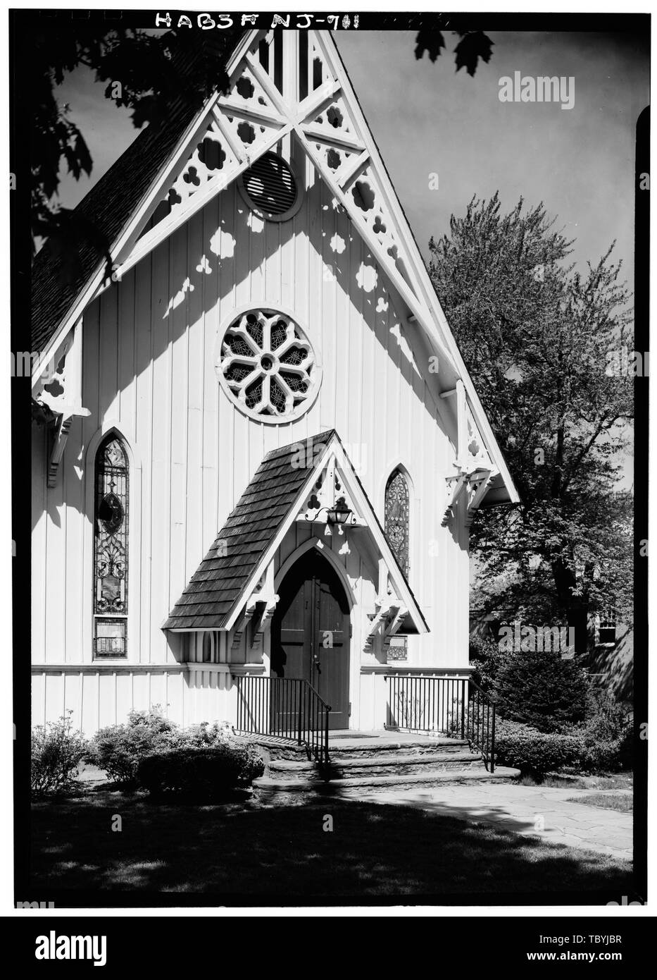Mai 1960 DÉTAIL DE L'ENTRÉE PRINCIPALE ET TRANSPERCÉ DÉCORATION À GABLE St. Luke's Episcopal Church, Middlesex et Oaks Avenues, Thousand Oaks, comté de Middlesex, NJ Banque D'Images