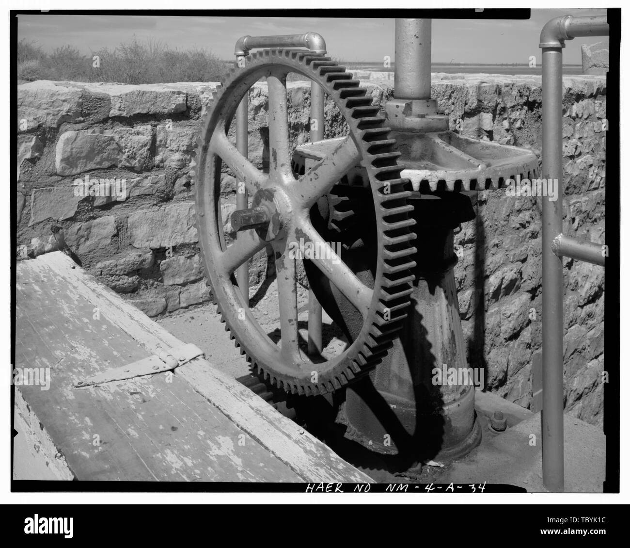 Barrage McMILLAN GATE ET SE DÉTAIL. Vue DU NORD-OUEST À Carlsbad Irrigation District, McMillan, barrage sur la rivière Pecos, 13 miles au nord de Carlsbad, Carlsbad, Eddy County, NM Banque D'Images