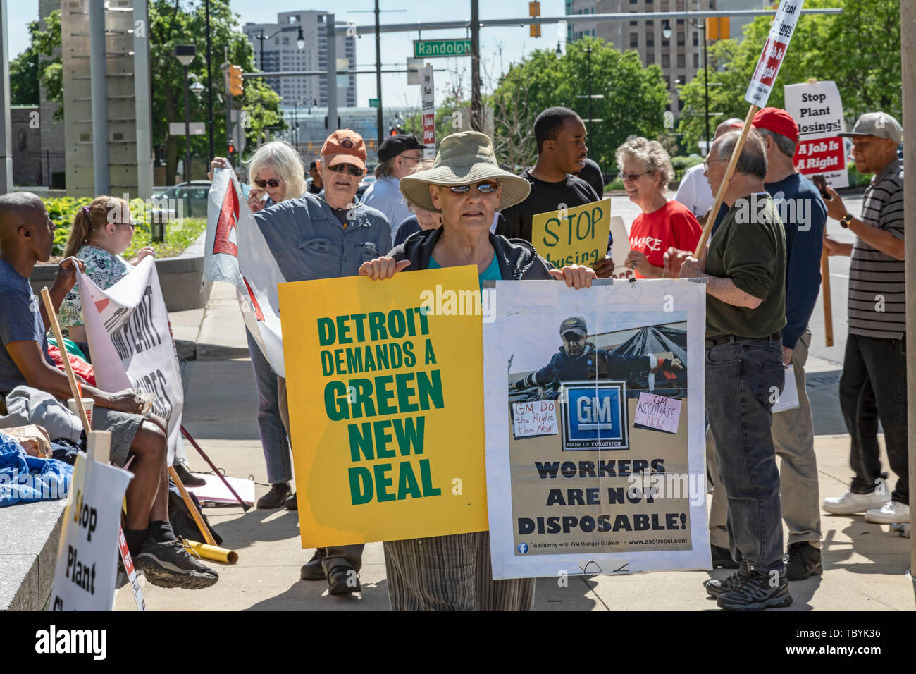 Detroit, Michigan, USA - 3 juin 2019 - Le jour avant General Motors' assemblée annuelle des actionnaires, les travailleurs de l'automobile fait du piquetage devant le siège de la société à Banque D'Images