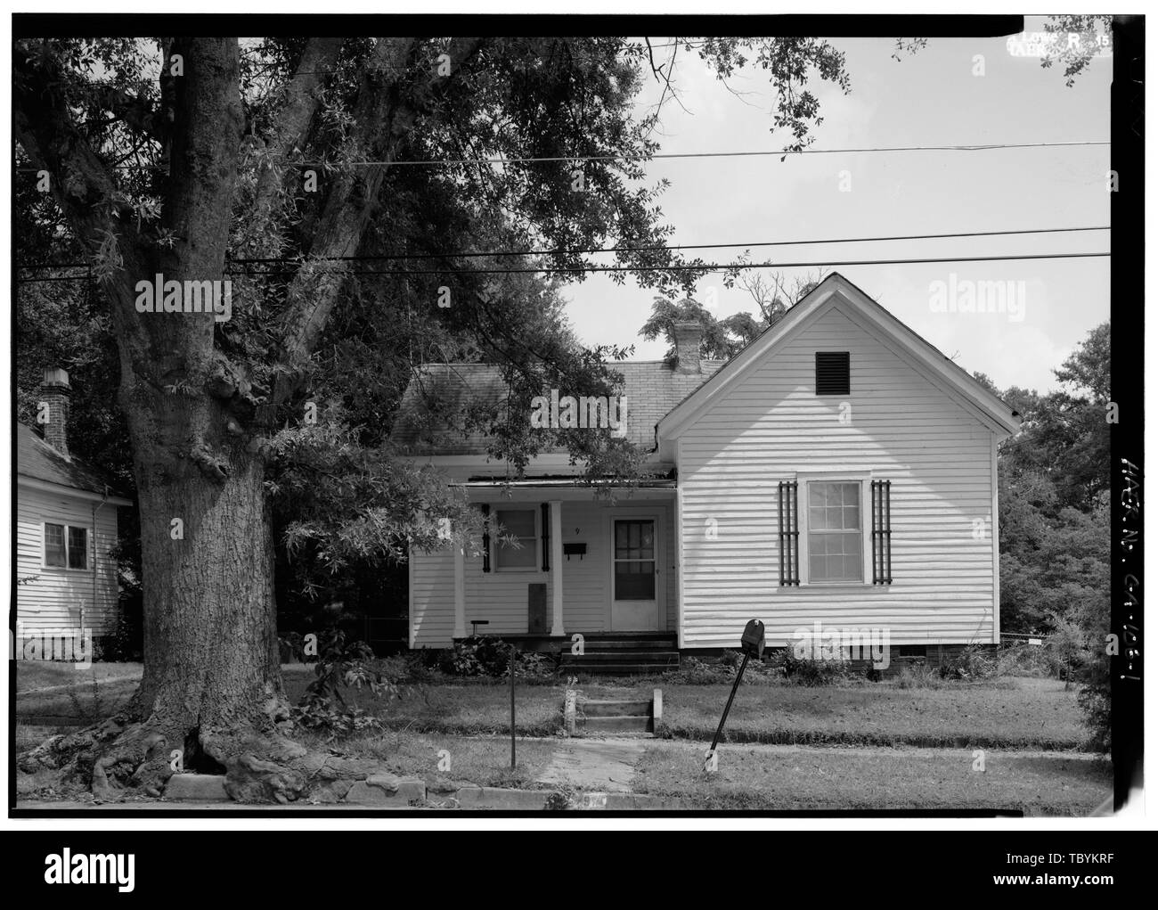 Travailleur de l'usine maison située au 9, rue Sirrine à LaGrange construit en forme d'aile et pignon avec un toit à pignons sur les deux sections du plan Lshaped 9 Rue Sirrine (maison), 9 rue Sirrine, La Grange, Troup County, GA Banque D'Images