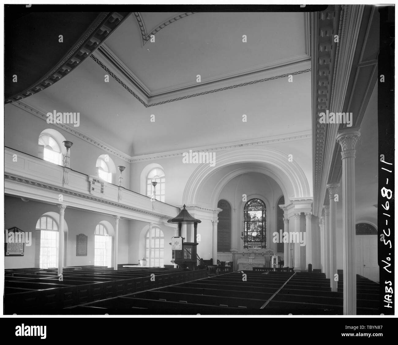 Nef, à l'Est vers l'autel. Remarque à l'ENTRÉE DE LA CHAIRE AUTEL (voir aussi SC16812). St. John's Lutheran Church, 10 Charlotte Street, Charleston, Charleston County, SC Banque D'Images