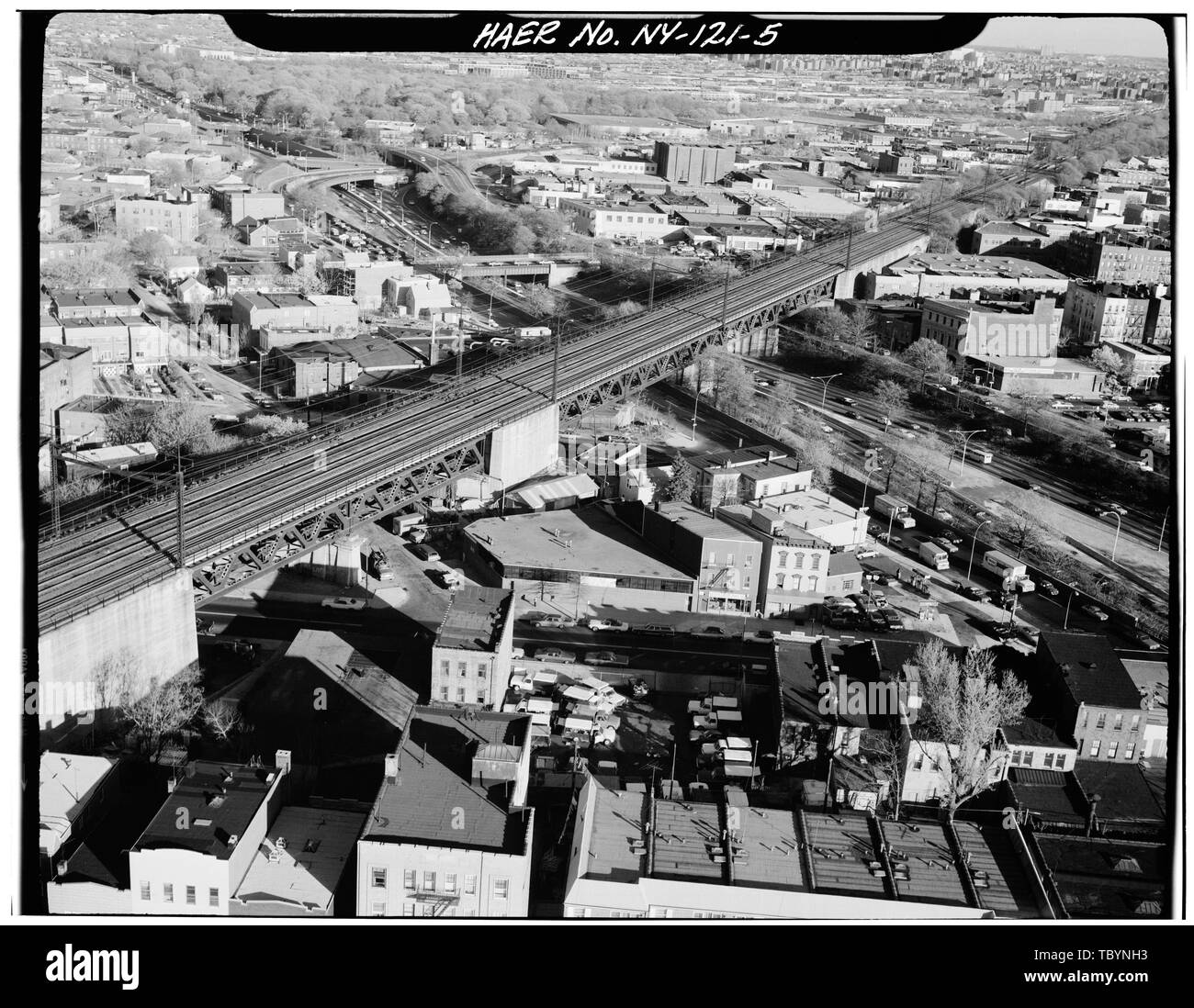 NEW YORK CONNEXION RR PASSAGE VIADUC BROOKLYNQUEENS EXPRESSWAY. Les reines, QUEENS CO., NEW YORK. Sec. 4207, MP 5.99. Corridor ferroviaire nord-est, Route d'Amtrak entre New-York et de nouvelles lignes YorkConnecticut State, New York, New York County, NY Banque D'Images