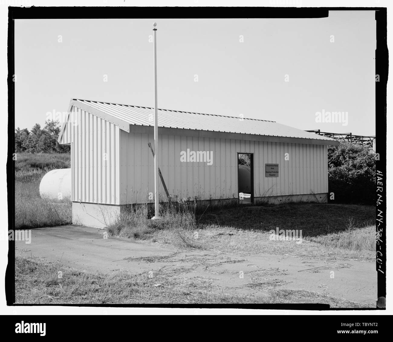 Nord (AVANT) ET DE L'EST (Côté) DES AUGMENTATIONS DE CAPACITÉS. Vue de sud. La Base Aérienne de Plattsburgh, mitrailleuse M60, gamme Off Perimeter Road dans la zone d'entraînement aux armes à feu, Plattsburgh, Clinton County, NY Banque D'Images