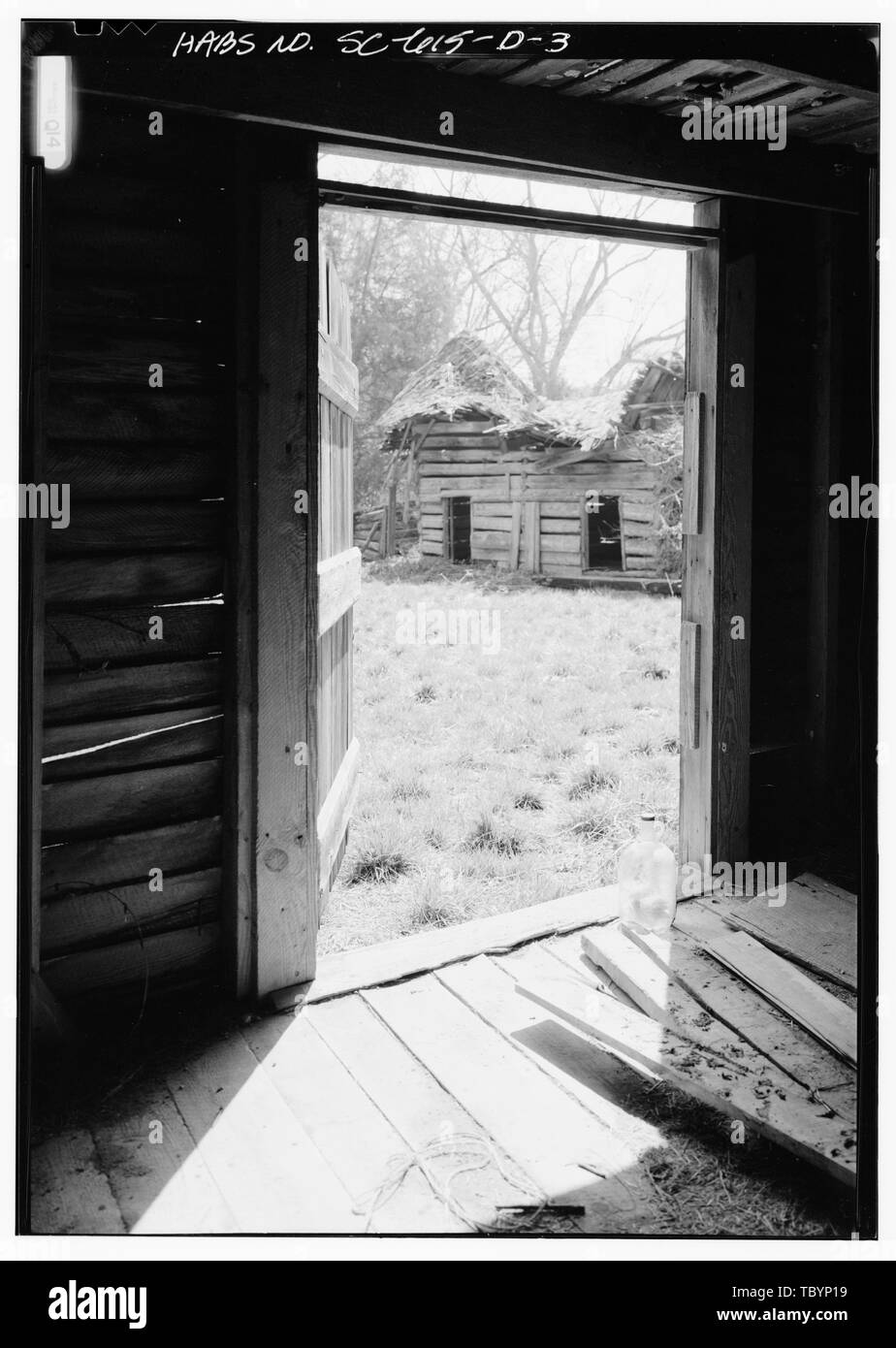 (Nord) avant l'ALTITUDE COMME VU À PARTIR DE L'IMAGE Place Williams GRANGE, Double Log Barn, SC route secondaire 113, 34 km au nord de SC route secondaire 235, Glenn Springs, Comté de Spartanburg, SC Banque D'Images