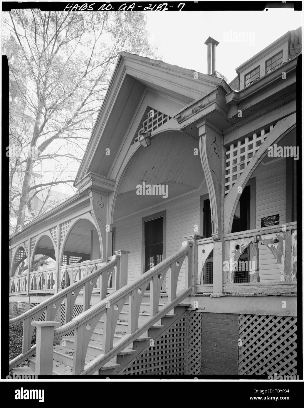 (Nord) avant l'entrée et le porche détail Joel Chandler Harris House, 1050 Gordon Street, Atlanta, Géorgie, GA Banque D'Images